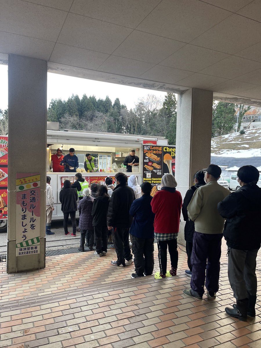 minato972547's tweet photo. 弊団体の支援チームは、石川県の珠洲市での3日間の作業を終え、埼玉に戻りました。昨日は、珠洲市立飯田小学校などの4つの拠点で、一生懸命、温かい食事を提供させていただきました。また、地域で活動する支援ボランティアの方々にも50人分の食事を提供させていただきました。将来的には、再びこの地域を訪れ必要な支援をさせていただく予定です。なお、詳細な報告は後日、皆様に公開させていただく予定です。