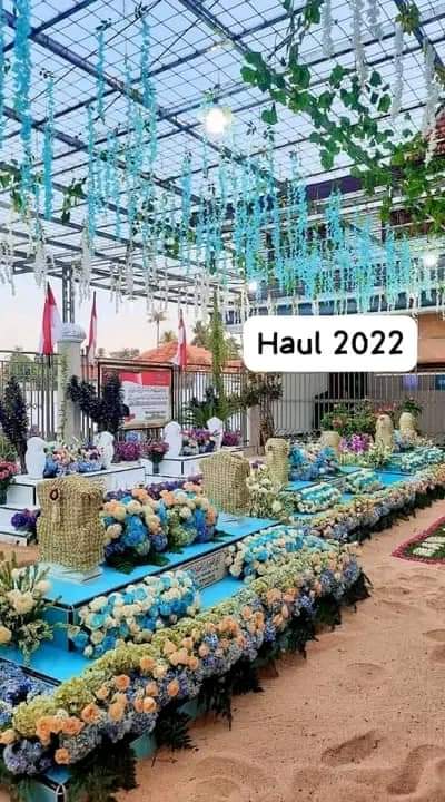 EdSoekoco's tweet photo. Nabi Muhammad ﷺ memerintahkan untuk meratakan kuburan tapi kaum sufi malah meninggikan kuburan, sampai di hiasi dan bahkan di buat semegah mungkin. Entah Nabi mana yg mereka ikuti 🤷‍♂️ https://t.co/iErDcDK9bL