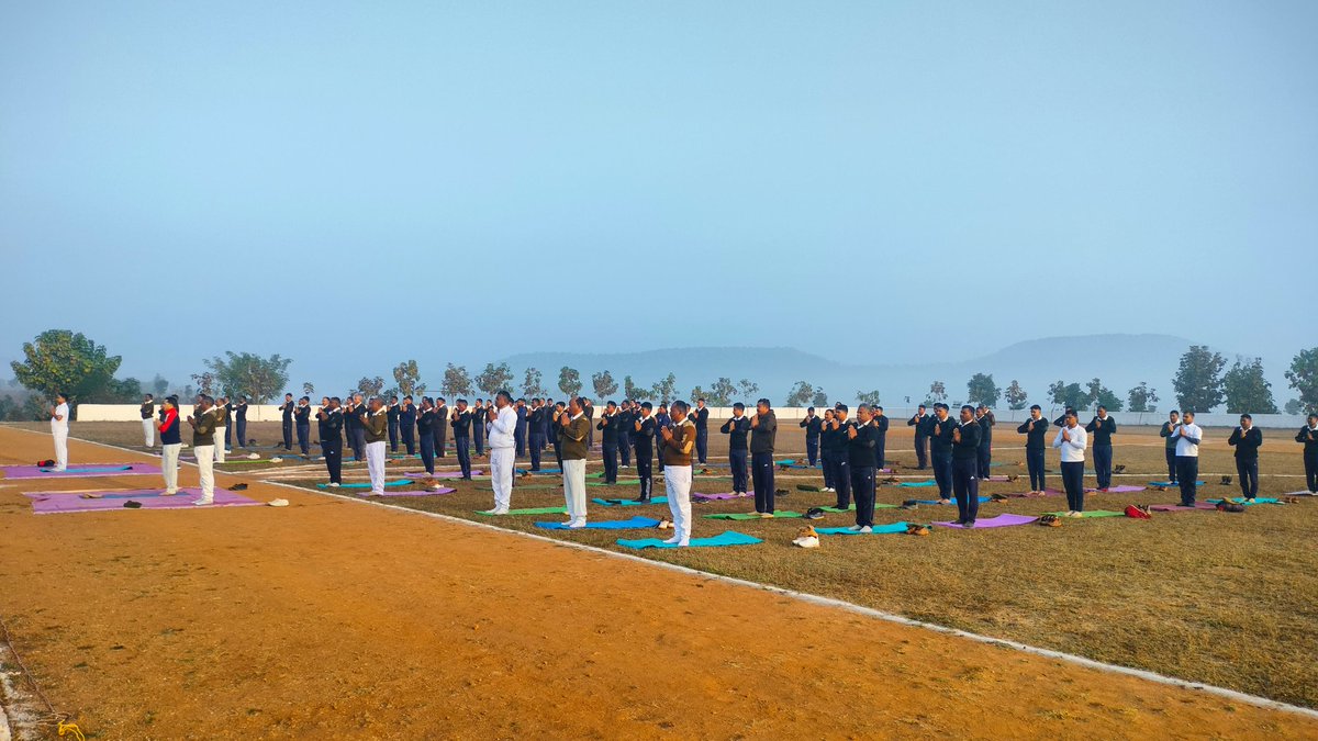35bnmandla's tweet photo. स्वामी विवेकानंद जी के जन्म दिवस 12 जनवरी को सम्पूर्ण राष्ट्र में "राष्ट्रीय युवा दिवस" के रूप में मनाया जाता है। उक्त दिवस के उपलक्ष्य में वाहिनी में सामूहिक सूर्य नमस्कार का आयोजन किया गया। https://t.co/uuTvAzudwx