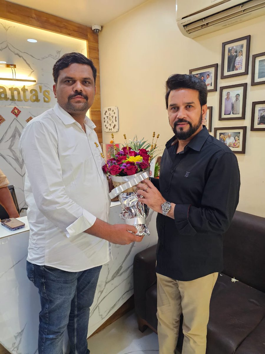 miSunilPawar's tweet photo. प्रभू श्री रामचंद्रांच्या पदस्पर्शाने पावन झालेल्या नाशिक महानगरात राज्याचे कॅबिनेट मंत्री श्री @dadajibhuse यांच्या समवेत केंद्रीय मंत्री श्री @ianuragthakur जी यांचे हार्दिक स्वागत करण्यात आले.

#BJPNashik #Nashik #नाशिककर #ModiInNashik #नाशिक #BJPGovernment https://t.co/1w320HMmDO