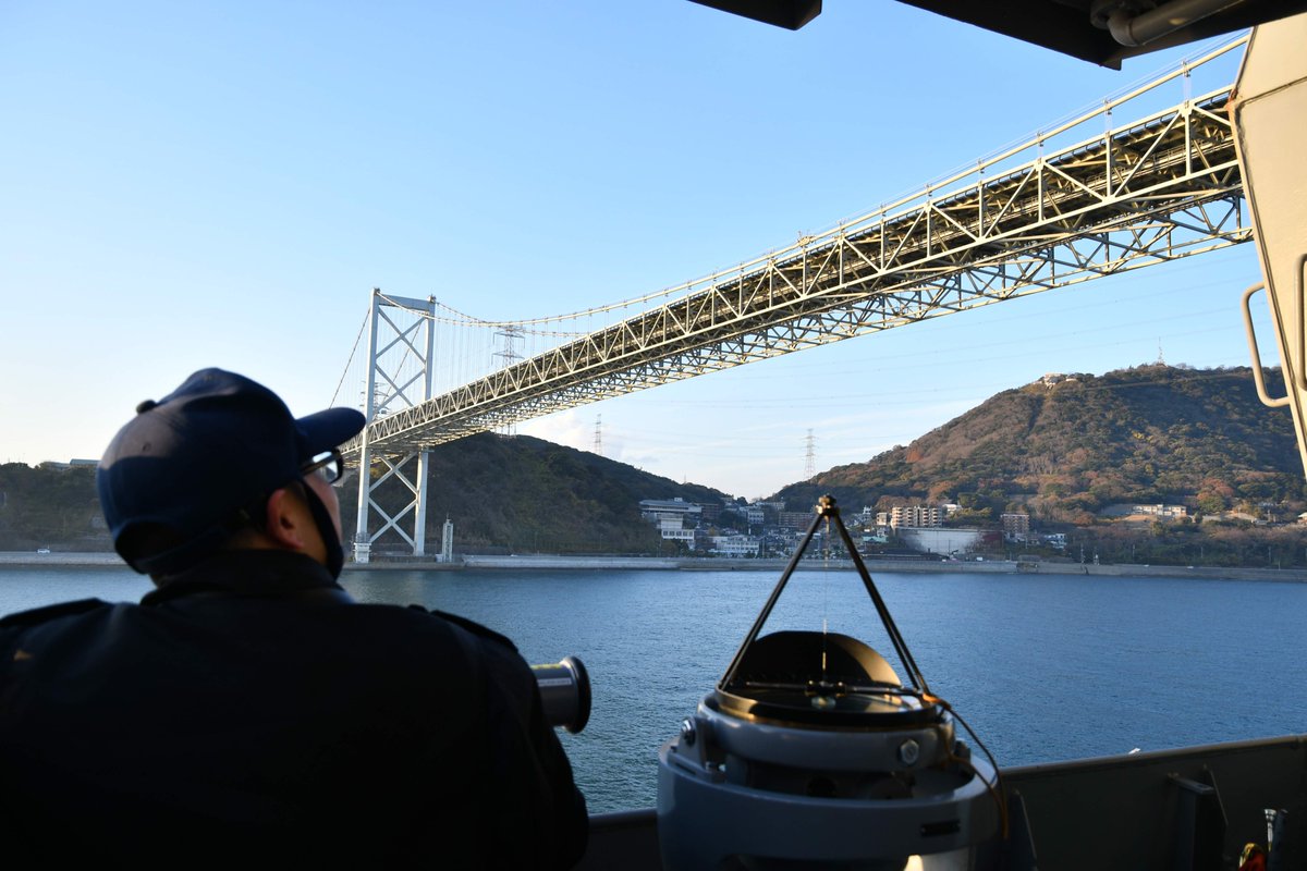 おはようございます。
第４護衛隊群司令部は「#ひゅうが」に乗艦し、「#きりさめ」「#うみぎり」「#ゆうだち」「#あぶくま」と合同群訓練を実施しました。本日から合同群訓練中の各艦の写真を投稿していきます。
本日の投稿は関門海峡を通狭する「ひゅうが」の様子です。