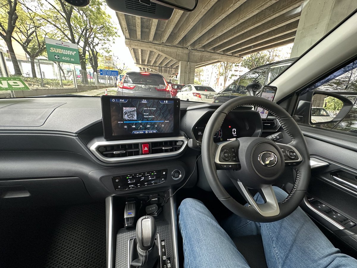 HezeriSamsuri's tweet photo. Cakap la apa pun, Countryman marhaen ni yg paling laku kat rumah.

Biar stock standard, cukup. 

Predictable ride and handling, small to park, sufficient boot space as a second car and a lively engine for a daily vehicle.

Minyak, kalau kau tak menekan preggy preggy, okay. Sekali kau henjut turbo tu, perit la melawat stesen minyak sokmo. 

Ramai kaki kereta geng aku yg aku hasut beli utk jadi kereta harian and all of them are happy. So happy some of them bought two - satu utk wife, satu utk dia.

Alhamdulillah murah rejeki dia orang.