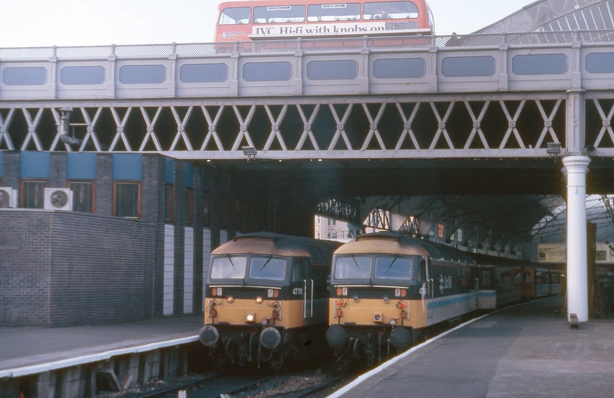PJSRail's tweet photo. #FridayFeeling as I found myself at Glasgow Qn Street #Scotrail in Oct 1987; on rte to Oban for a long wkend. 47s 716 & 714 in view on Edinburgh trains; as a Strathclyde bus photo-bombed my shot! Happy days. @NetworkRailSCOT @RailwayMagazine @ScotRail #BR #Cl47 #Strathclyde https://t.co/9msPqTHut2