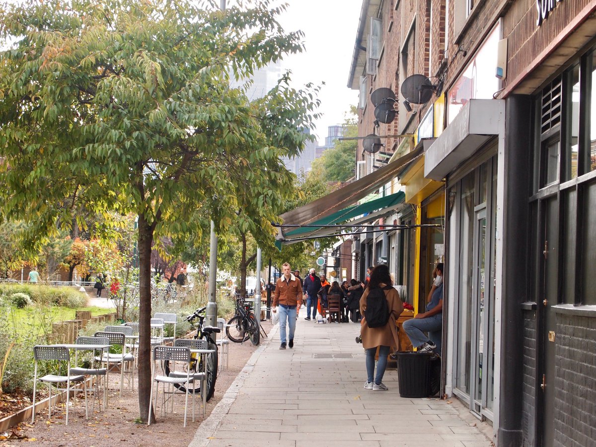 TreesforStreets's tweet photo. Planting street trees🌳 is a great way to help regenerate local retail🛒

It’s not rocket science🤔The space becomes nicer to be in > people stay longer >they then spend more.

‘Much nicer drinking a coffee ☕️under the shade  of a tree⛱️🌳on a sunny day.

https://t.co/XnVelvEfIy https://t.co/EhI7Jwo8E2