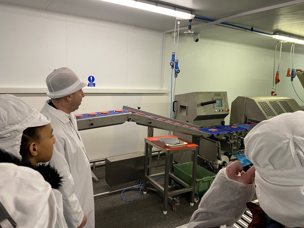 Thank you @AubreyAllen for hosting an interesting and inspiring visit for @HeartFood_Dept students. Thank you for passing on your passion and expertise to these students. Sausage making ☑️ 🐖 @LEAF_Education