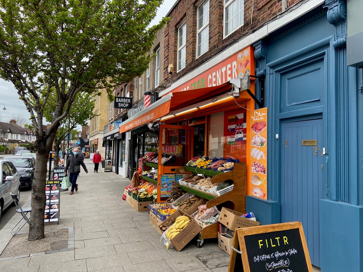 TreesforStreets's tweet photo. Planting street trees🌳 is a great way to help regenerate local retail🛒

It’s not rocket science🤔The space becomes nicer to be in > people stay longer >they then spend more.

‘Much nicer drinking a coffee ☕️under the shade  of a tree⛱️🌳on a sunny day.

https://t.co/XnVelvEfIy https://t.co/EhI7Jwo8E2