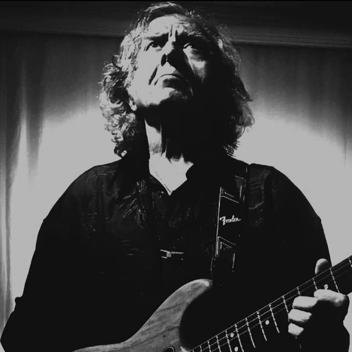 Hardal ve Meteor'un kıymetli gitaristi Cahit Kukul'u kaybettik. Hayatını müzik ve resimle dolduran güzel bir sanatçı tanıdık. İyi ki vardı.