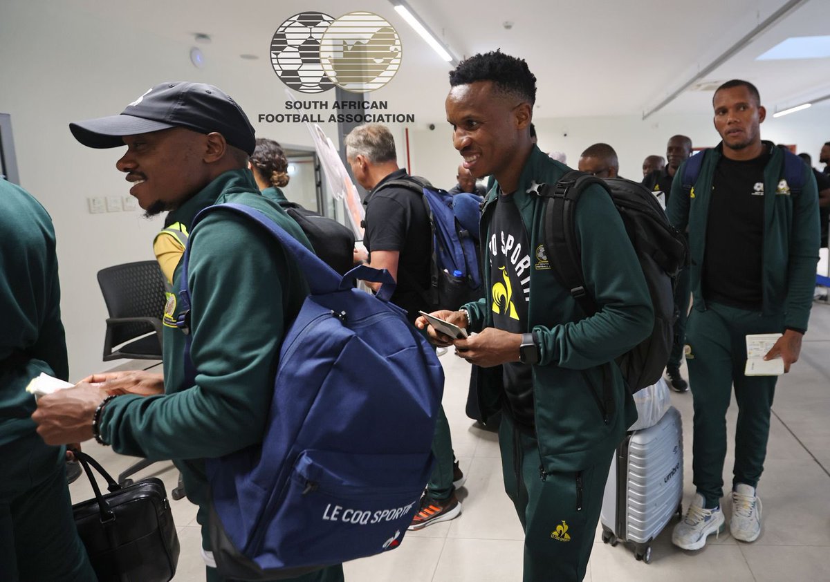 iDiskiTimes's tweet photo. 🇿🇦✈️🇮🇪 𝗧𝗢𝗨𝗖𝗛𝗗𝗢𝗪𝗡 

Bafana Bafana have arrived in Korhogo, Ivory Coast in the early hours of Friday morning. They open their AFCON against Mali in 4 days. 

Are you confident? 

📸 @BafanaBafana https://t.co/8M6xwmZFXE