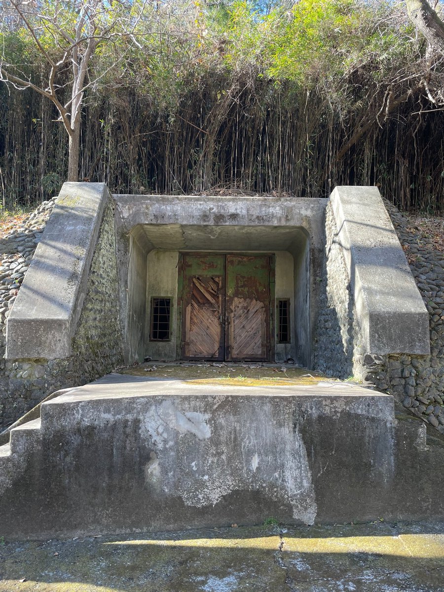 園内を歩いているとこんな扉を見たことはありませんか？ これはこどもの国が出来上がる前、戦時中に旧日本陸軍が使用していた弾薬庫の跡です。 二度と戦争 を起こさないためにもあえて知って頂くために残しています。|青葉区|青葉区民ニュース