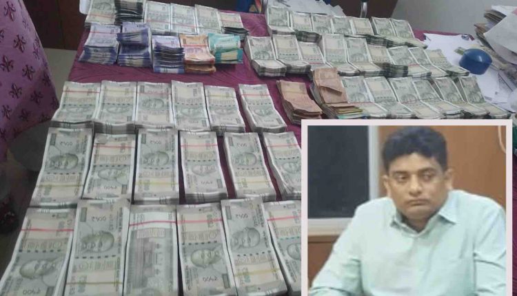 ptindianews's tweet image. The @OdishaVigilance sleuths intercepted, traffic inspector, #Talcher, Jitendra Kumar Behera at Trinath Bazaar, #Balianta, near #Bhubaneswar while he was travelling in his car on Thursday.

#Odisha #VigilanceRaid

publictrustofindia.com/2024/01/12/tra…