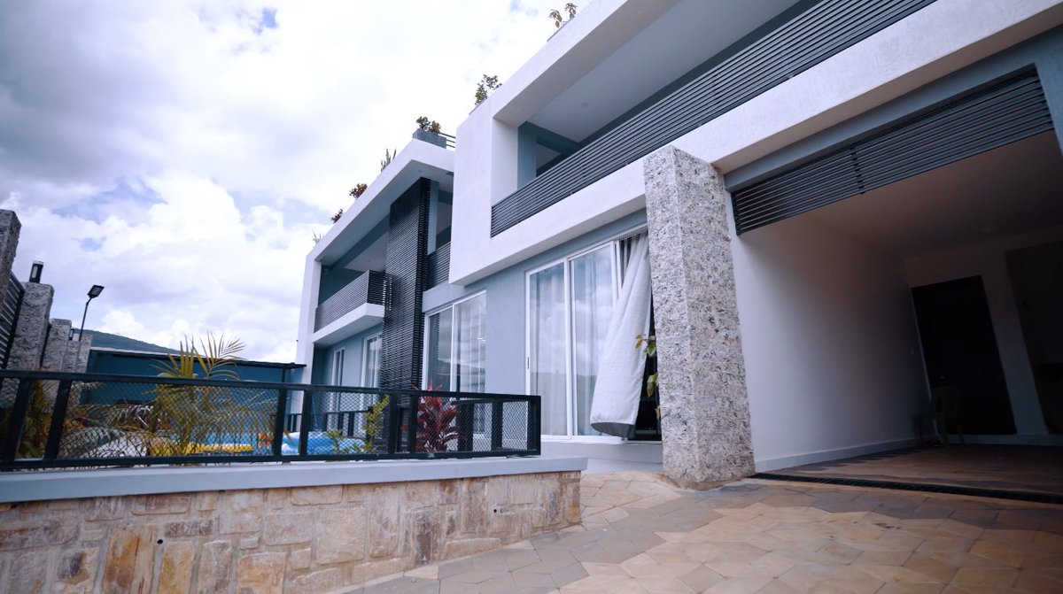 NdindaDesigns's tweet photo. Jeff House
From a brilliant idea to a stunning reality, the architect's vision came to life. @NdindaDesigns crafted architectural models, and with hard work and craftsmanship, the house was built. 
Take a look (https://t.co/wYLVwqdsKA) 

#architecture #modernhomes #kigali https://t.co/mqQec9bax6