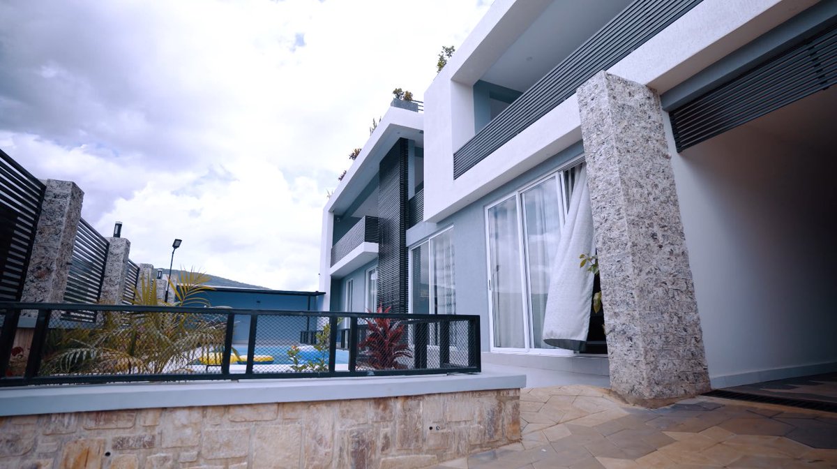 NdindaDesigns's tweet photo. Jeff House
From a brilliant idea to a stunning reality, the architect's vision came to life. @NdindaDesigns crafted architectural models, and with hard work and craftsmanship, the house was built. 
Take a look (https://t.co/wYLVwqdsKA) 

#architecture #modernhomes #kigali https://t.co/mqQec9bax6