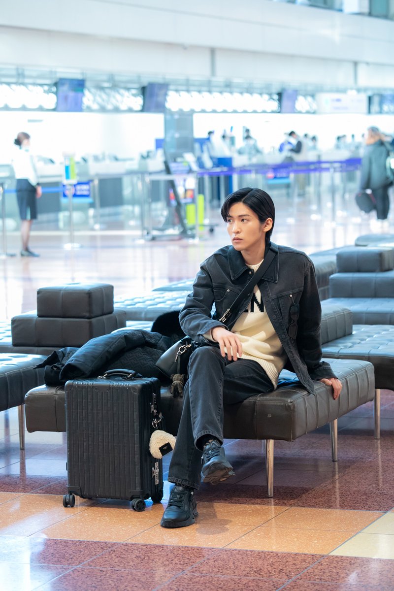 modelpress's tweet photo. Snow Man目黒蓮「フェンディ」トータルルックを纏い羽田国際空港に登場✈

🔻写真・記事詳細はこちら
https://t.co/mnzgfoZAmF

#SnowMan #目黒蓮 #めめ #FENDI #フェンディ https://t.co/WQyJ6H3ysV