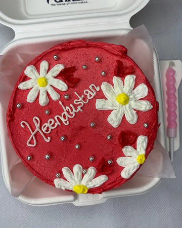 fairyfetty_cake's tweet photo. You can’t go wrong with our bento cakes 
4”
2layers 
Comes with a spoon and candle 
📍 SOKOTO STATE https://t.co/N3qTV3FOTo
