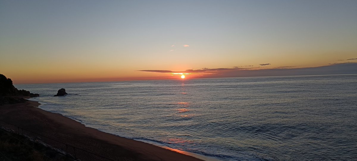 esala228's tweet photo. @SoniaPapell Sortida de sol a Calella (Maresme) https://t.co/bZ4YsOvmHY