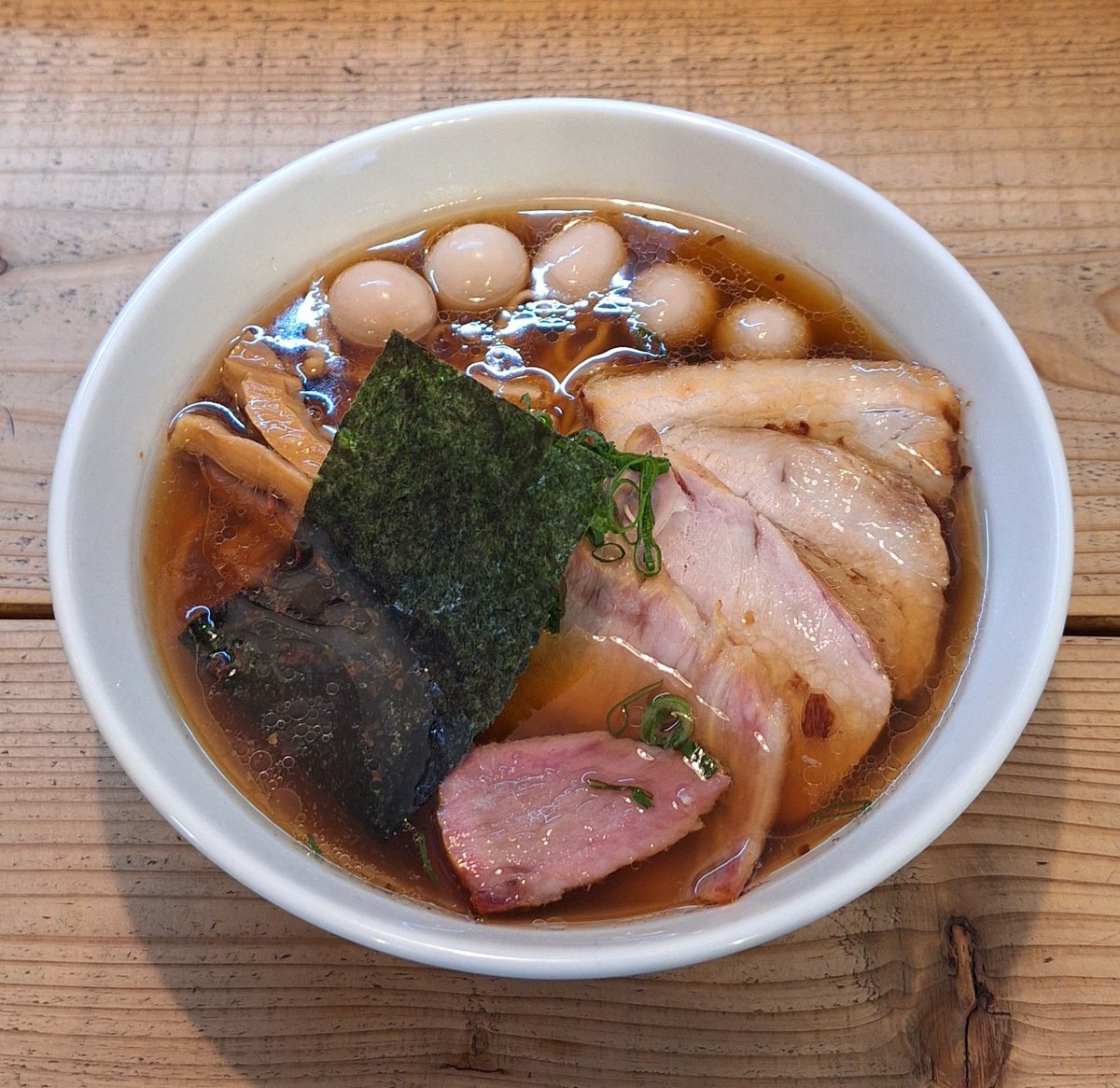 sakurai9070's tweet photo. #流山市 #初石

The Noodles &amp; Saloon Kiriya

特製 醤油ソバ
脂身ごはん

今日のランチは #kiriya

緩やかな営業のポストに
釣られて新年のごあいさつ
を兼ねてKiriyaへ🤗

相変わらず旨味がスゲェ💘
ソバは潮が好きだけど
今日の醤油は超舌美味😋
こんなに美味い #ラーメン
が流山で食べれる有難味🙏 https://t.co/v8niHCvl2m