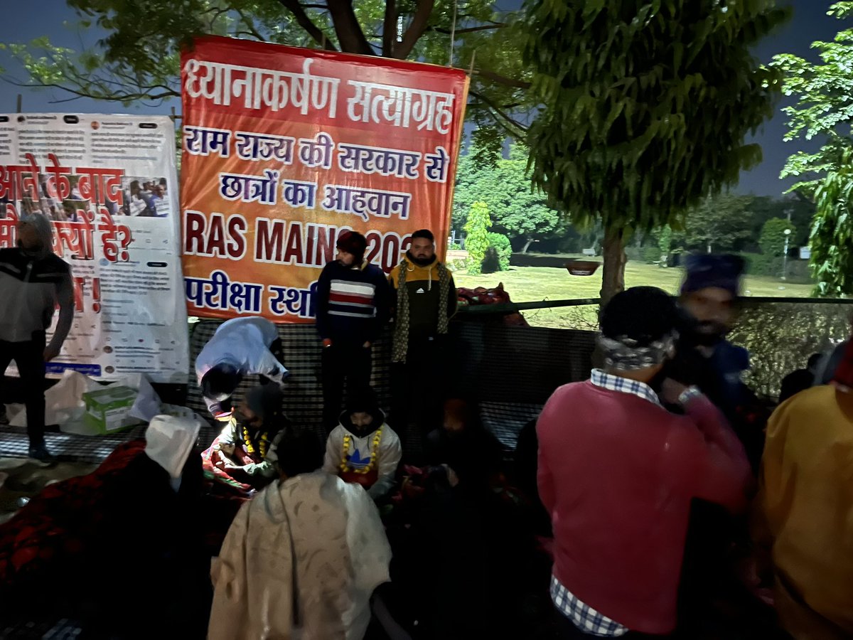 DAYARAM57986993's tweet photo. रामराज्य में प्रदेश के बच्चे कड़ाके की ठंड में ठिठुर रहे है 

 #RAS_MAINS_आगे_बढ़ाओ https://t.co/DHfgO4pxee