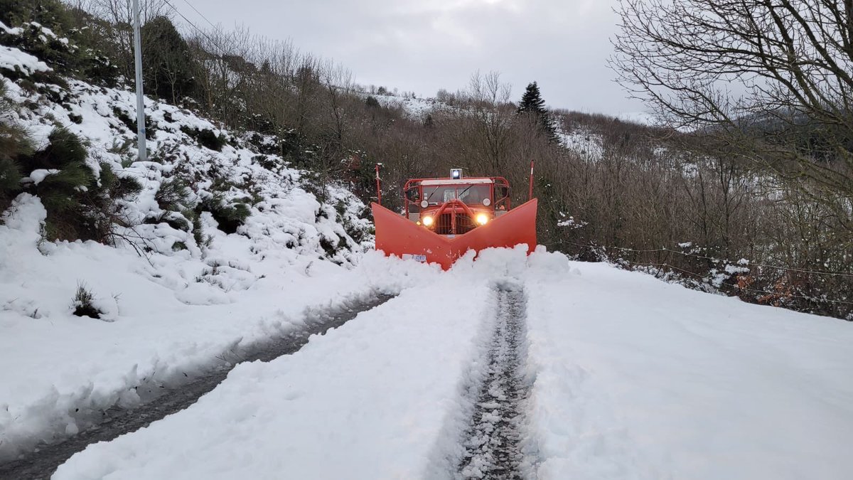 PompiersHerault's tweet photo. #ToujourSPrésents|| Jeudi les sapeurs-#Pompiers de l’#Hérault du CS de Combes ont utilisé leur étrave sur véhicule #GMC pour déneiger &amp; rendre accessibles les routes d’accès aux hameaux des  communes de #Rosis &amp; de #Douch https://t.co/91JeAbdA4N