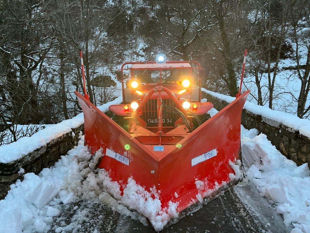 PompiersHerault's tweet photo. #ToujourSPrésents|| Jeudi les sapeurs-#Pompiers de l’#Hérault du CS de Combes ont utilisé leur étrave sur véhicule #GMC pour déneiger &amp; rendre accessibles les routes d’accès aux hameaux des  communes de #Rosis &amp; de #Douch https://t.co/91JeAbdA4N