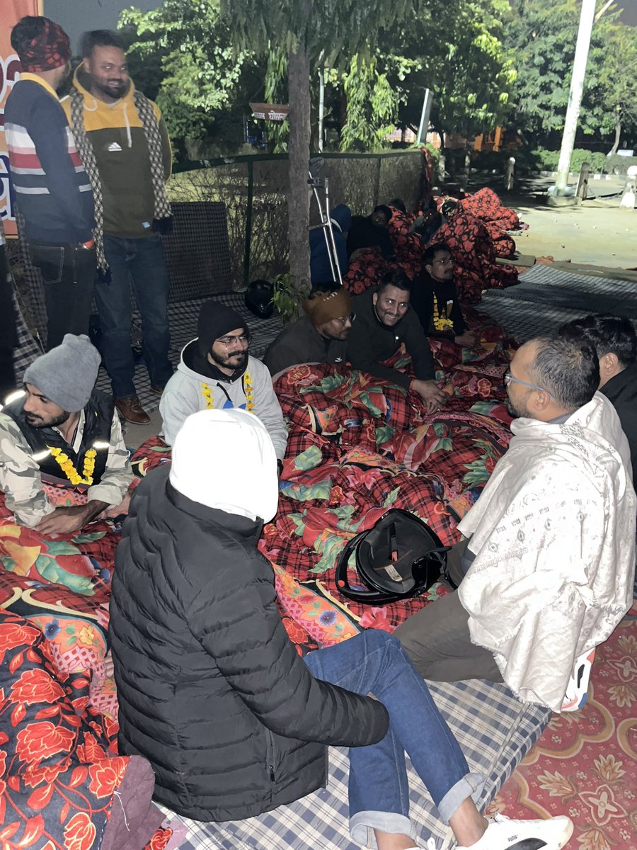 DAYARAM57986993's tweet photo. रामराज्य में प्रदेश के बच्चे कड़ाके की ठंड में ठिठुर रहे है 

 #RAS_MAINS_आगे_बढ़ाओ https://t.co/DHfgO4pxee