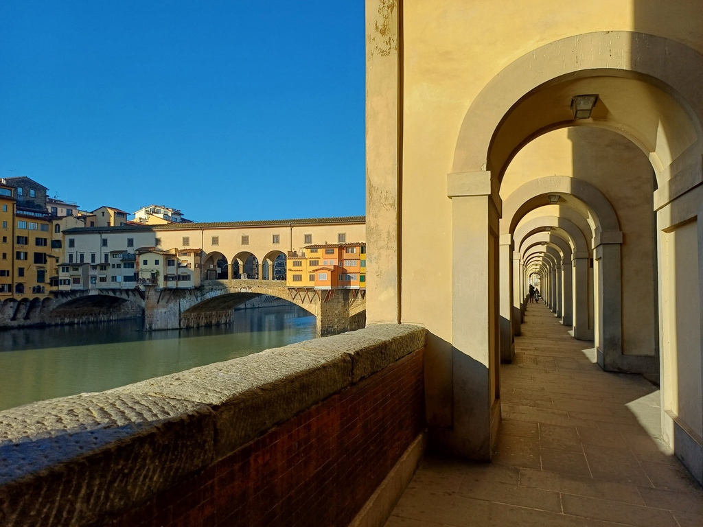 #12gennaio Buongiorno amici, finalmente splende il sole! Un saluto dagli archi del Vasariano che corrono verso Ponte Vecchio!
#Firenze
