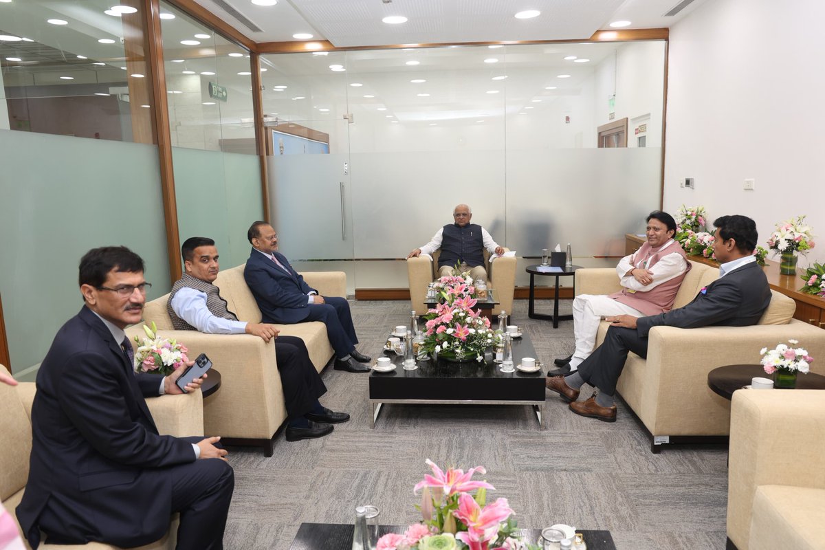 Bhupendrapbjp's tweet photo. वाइब्रेंट गुजरात ग्लोबल समिट में सहभागी बनने हेतु गुजरात पधारे राजस्थान के माननीय उद्योगमंत्री श्री राज्यवर्धन सिंह राठौर जी से मुलाकात की।
 
@Ra_THORe

#VibrantGujarat
#VGGS2024 https://t.co/JKYLmIUjok