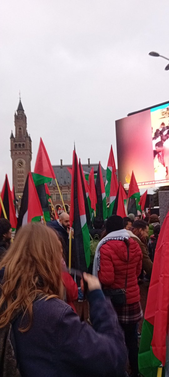 ROODjong's tweet photo. ROOD is vandaag ook aanwezig bij het protest bij het Internationaal Gerechtshof. Een livedraadje met updates! #Israel #Yemen #IsraelEthnicCleansingGaza #IsraelPalestineWar #Palestine https://t.co/wPmGE8lbpY