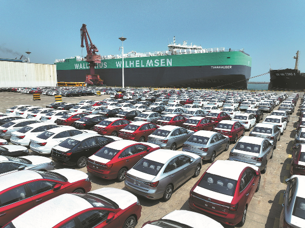AutoChinaNews's tweet photo. China surpassed Japan as the world's largest auto exporter in 2023, with 4.91 million units shipped overseas, up 57.9% YoY. The CAAM predicts this figure will reach 5.5 million this year. #AutoChina #AutoExport @DataSpeak2023 👉 https://t.co/WMDxhzUKwH https://t.co/GjiMTJClVG