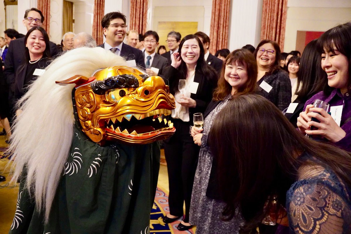 英国大使館大使公邸に、英国の大学を卒業した140名の皆さんと集まり、2024年の抱負を語り合い獅子舞を楽しみました。#alumniuk @jp_british @ukinjapan @julialongbottom