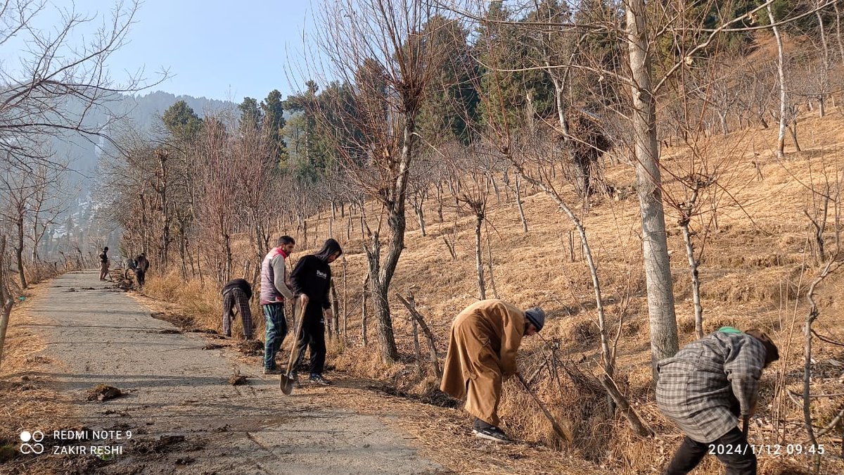 Khuddamul #Ahmadiyya in Mahmood Abad, #Kashmir, embodying the spirit of selfless service by tirelessly cleaning drains and canals during Waqar e Amal .
Masha Allah.
 #ServiceBeyondSelf #Kashmir'