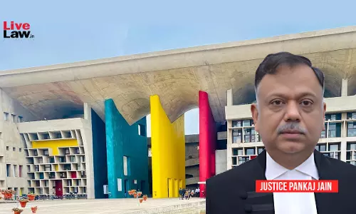 LiveLawIndia's tweet image. [Same-Sex Couple protection case]

Justice Pankaj Jain to Petitioner&apos;s lawyer: Who are you?
Lawyer: Next friend
Judge: Is this a Queer Couple matter?
State: Yes
Judge (throws file): Take this immoral thing back where it came from
Petitioner’s lawyer interjects
Judge: Madam I…