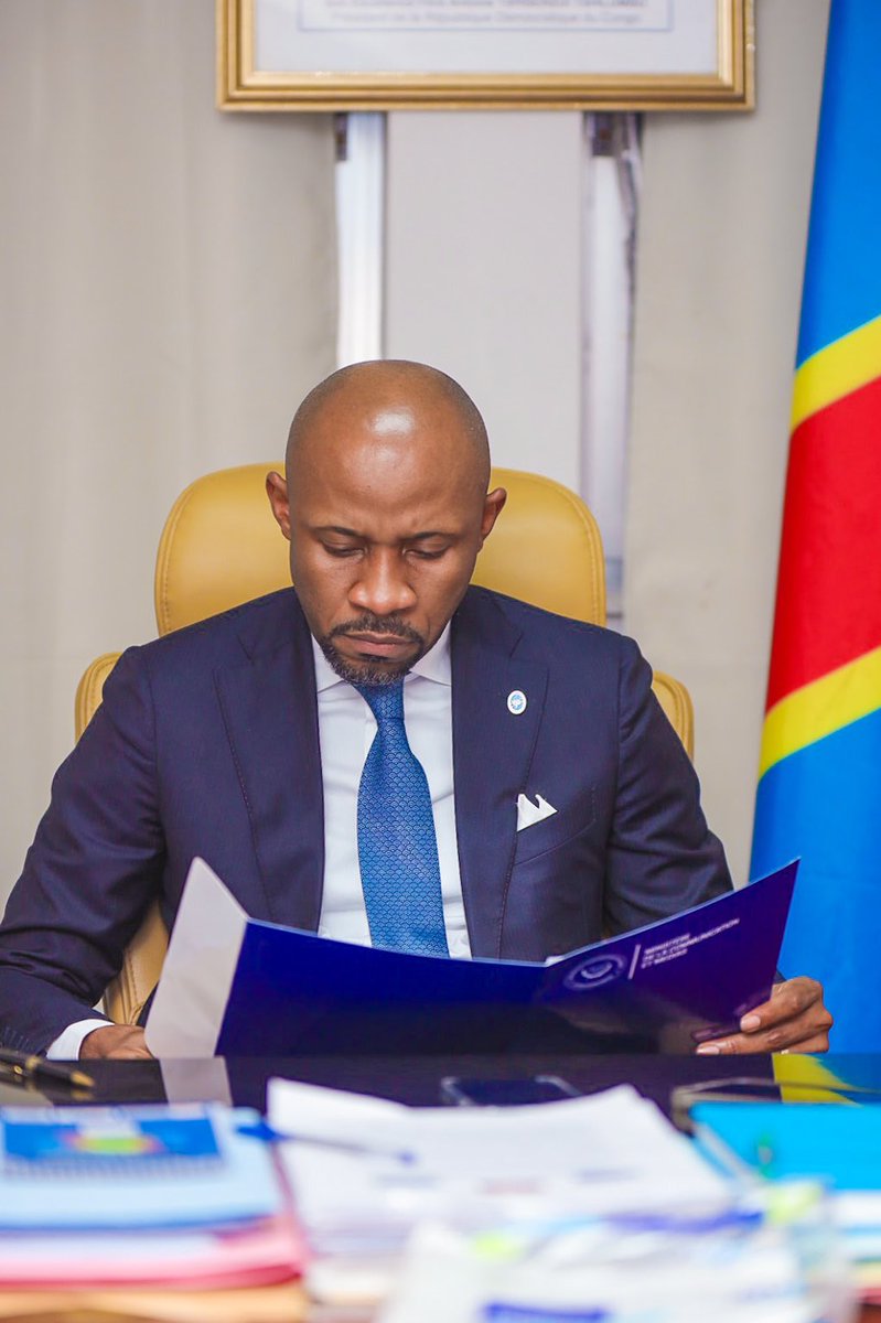 LesMuyaya's tweet photo. #RDC: L'IMPERTURBABLE ! Serein comme toujours, en attendant la publication des résultats des législatives nationales.
💯🙌
#FatshiFondation #LeDireLeFaire #AzalaZala
@hervemoj1 @erictshikuma @sergenguya2 @PatrickMuyaya https://t.co/lGpFEOtfbz