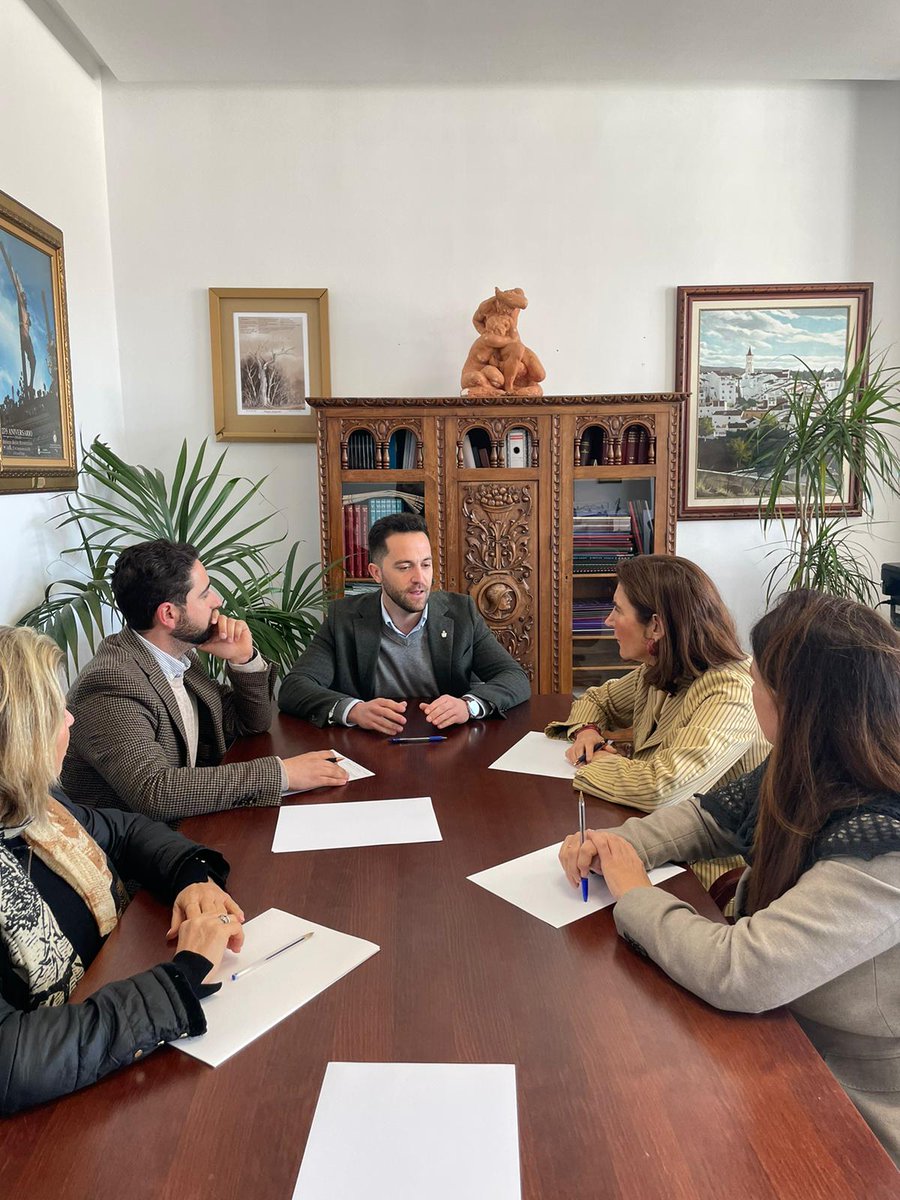 MalagaJuntaEE's tweet photo. La consejera @EmpleoJunta Rocío Blanco y la delegada territorial, @carmenssierra_, conocen la próxima #FeriaCofrade de @ArriateAyto, que pone en valor el trabajo de #artesanía que requiere la #SemanaSanta durante todo el año y el patrimonio cultural que supone. #Empleo #Tradición https://t.co/xmSa83QM3I