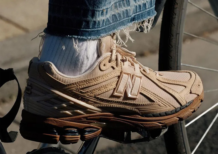 designscene's tweet image. The collaboration between #Randomevent and #NewBalance has resulted in the “The Sweetness of Kin” collection, featuring the #1906R and 9060 models: designscene.net/2024/01/random…

Photo Courtesy of Randomevent