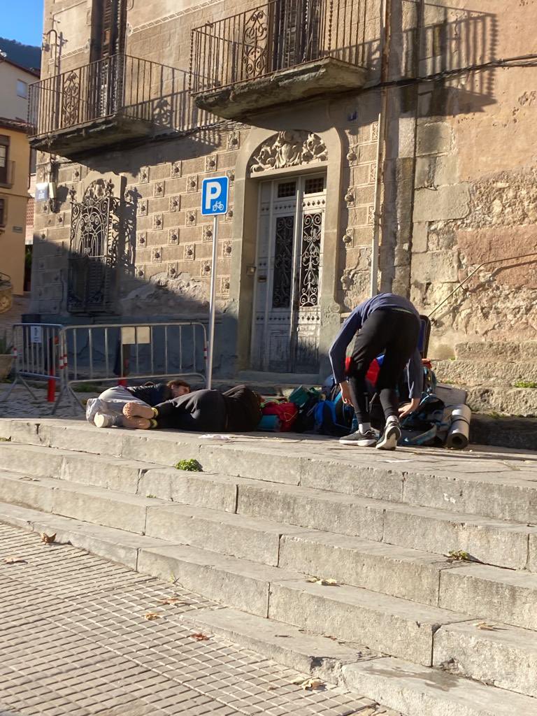 ColSantEsteve's tweet photo. ESTORNELLS: Estornells ens vam trobar el dia 22 de desembre per poder celebrar el fi de classes i impregnar-nos de l'esperit nadalenc fent figuretes de fang tot escoltant nadales!⛄️🌲 https://t.co/IvE3NbAjOb