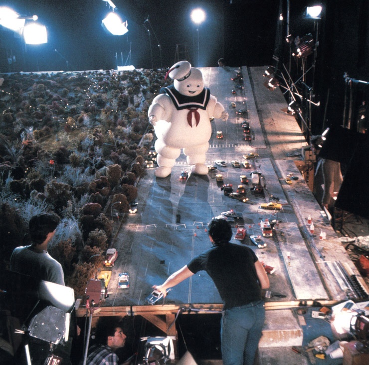 An incredible behind the scenes shot from the set of GHOSTBUSTERS (1984).