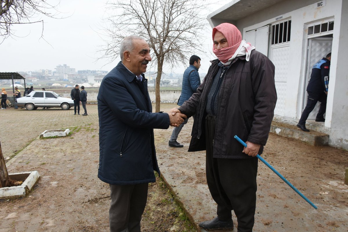 aslanalibayik's tweet photo. Güzel ve hayırlı bir günün sabahında Belediye Meclisi üyemiz @DurruNarin ile hayvan pazarındaki  hayvancı esnafımızla bir araya geldik. Kışın soğuğunu sıcak ve dostane sohbetleriyle ısıtan esnaf dostlarımıza hayırlı kazançlar diliyorum.

@erkankandemir
@bybekirbozdag
@adelioglu63 https://t.co/QqsLxybwNW