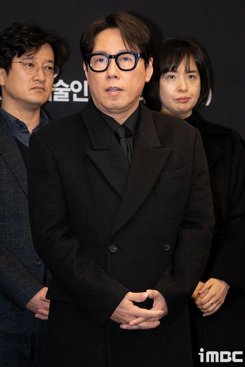 #YOONJONGSHIN at the press conference for late #LEESUNKYUN: 'Reporting on the investigation of the late Lee Seon-kyun's internal investigation, was it really for the people's right to know?'

#윤종신 #이선균