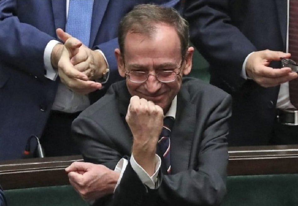 A teraz pozwolę sobie wyprostować te brednie, które wypowiadają zakochani we własnym głosie: 

1. Wypuszczenie na wolność przestępców, aby „uspokoić nastroje społeczne” to jedna z najgorszych rzeczy jakie można proponować i zrobić. Z punktu widzenia edukacji społecznej, władza