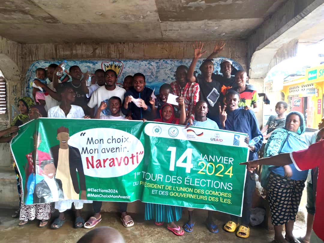 OngFADESIM's tweet photo. Le 11 janvier 2024, une séance de sensibilisation s'est déroulée dans la région de Nioumachiwa dans l'initiative d'encourager les jeunes sur l'éducation civique en adoptant une approche préventive et de gestion des conflits électoraux. https://t.co/8YKlvs8xO8