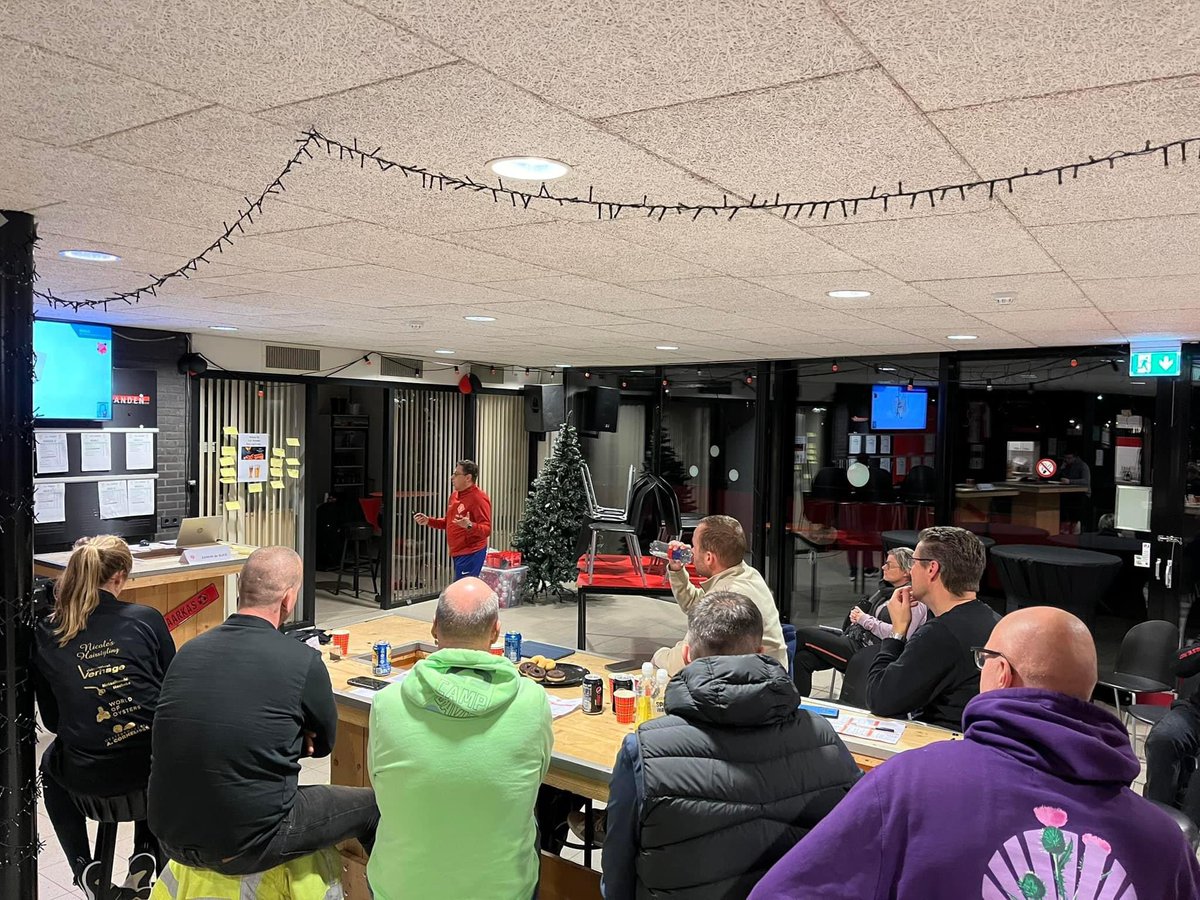 EdwindeBuck's tweet photo. Avondje Rinus | 11 januari een inspirerend Avondje Rinus gegeven aan 13 enthousiaste jeugdtrainers van vv Yerseke.  De KNVB Rinus App is je online assistent trainer en de mogelijkheden hiervan met de trainers op een interactieve manier doorgenomen. #rinusknvb#vvyerseke https://t.co/IvOaxjqG74