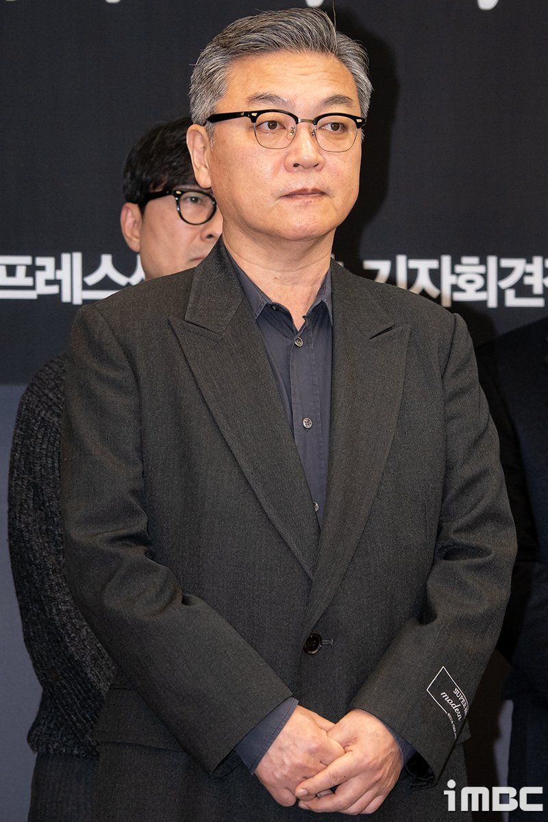 #KIMEUISUNG at the press conference for late #LEESUNKYUN: “I hope that this tragedy will never be repeated again during the investigation of pop culture artists”

#김의성 #이선균 #BongJoonho