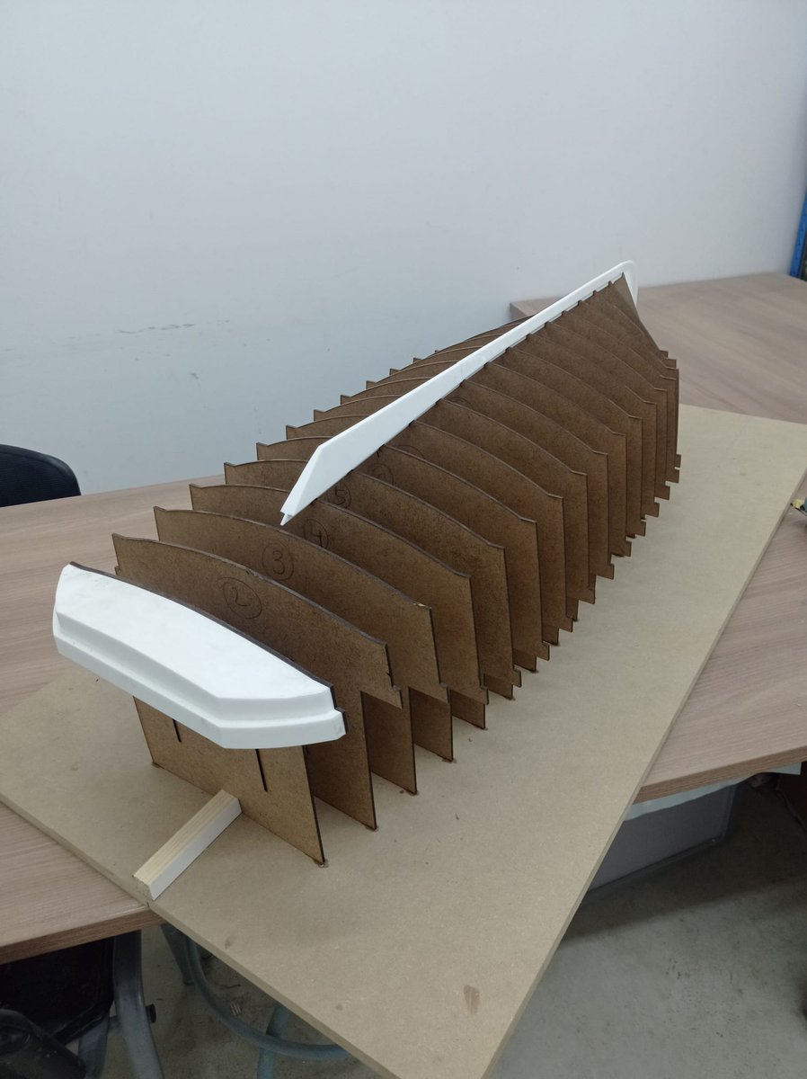 centre_bit's tweet photo. ¡Sinergias innovadoras en el #CentreBit! Rebot Yatchs y Prototipos de 3D Joyas colaboran en la fabricación de un molde de casco para un barco eléctrico de 8m, utilizando la Fresadora CNC del #FabLab CentreBit Menorca.⚓🚤 #Tecnología #fabricacióndigital #electricboat #cncmaching https://t.co/TYChi9QH3q