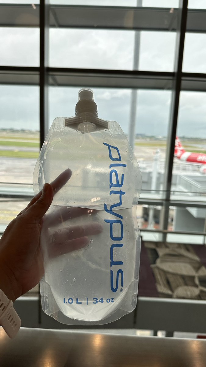 dkqthui's tweet photo. trial muna para bukas. okay din sya for travel kasi pag walang laman pwede lang isuksok sa bag. 💯 

cons: walang hawakan, apakamahal 🥲 https://t.co/OpEKIZIZHu