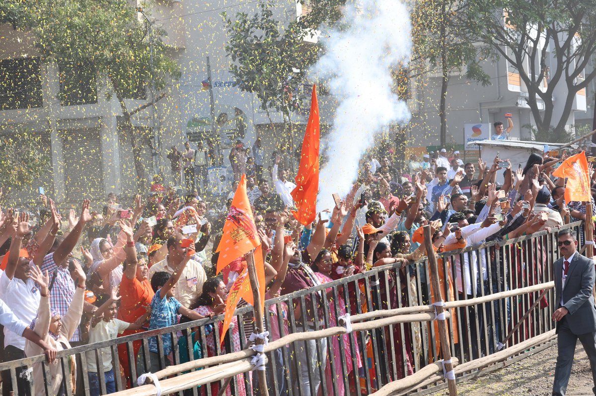 narendramodi's tweet photo. An unforgettable welcome in Nashik! https://t.co/MjndgkwAjW