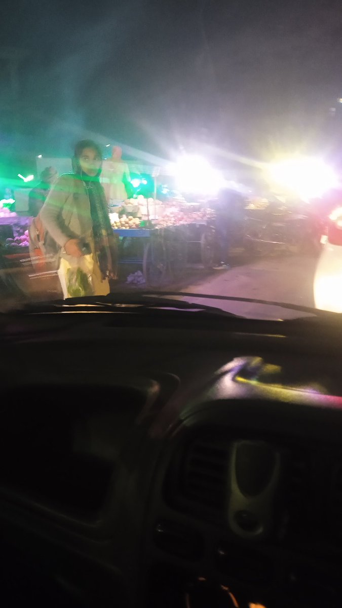 mania471's tweet photo. Hi @noidatraffic pls see the condition of road side vegetable market at chhajarsi circle on FNG, everyday struggling to get pass the same with traffic jam. Over that there is no traffic police or policeman to make the travel easy through this. Pls help to get rid of daily ordeal https://t.co/UUS1LgIF98