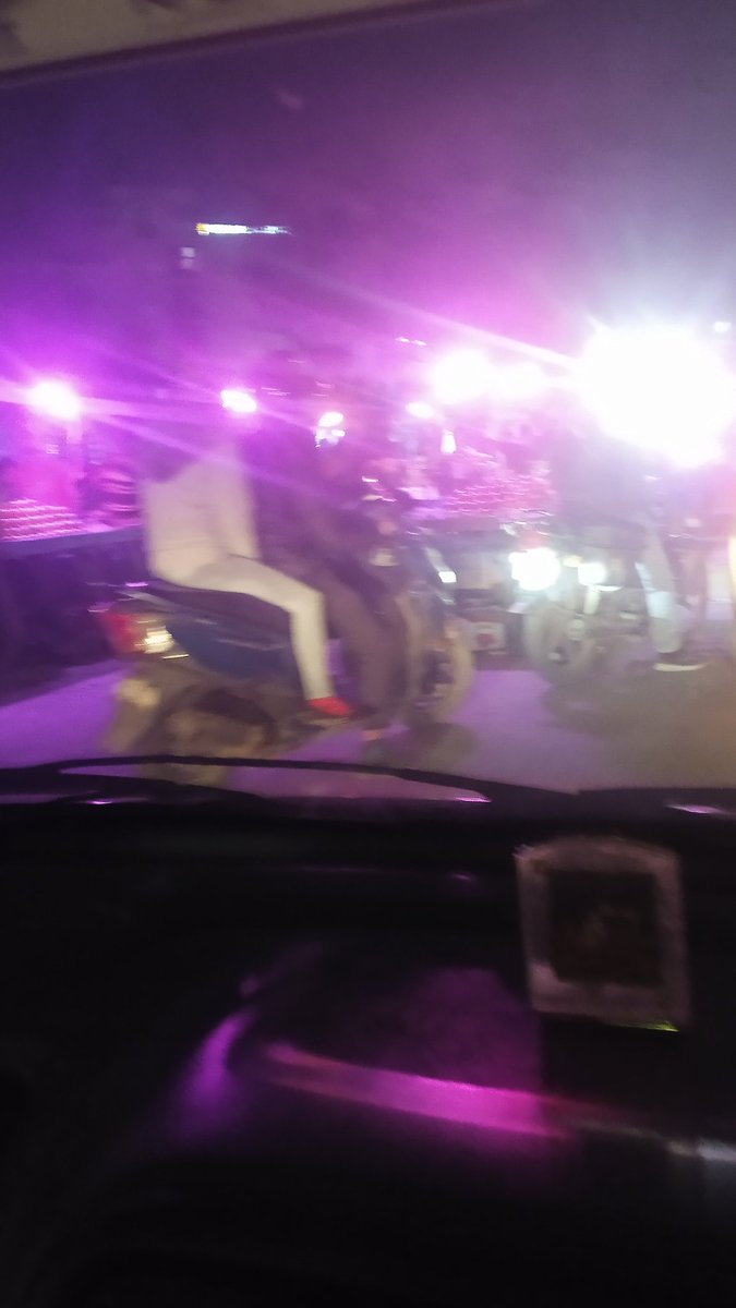 mania471's tweet photo. Hi @noidatraffic pls see the condition of road side vegetable market at chhajarsi circle on FNG, everyday struggling to get pass the same with traffic jam. Over that there is no traffic police or policeman to make the travel easy through this. Pls help to get rid of daily ordeal https://t.co/UUS1LgIF98