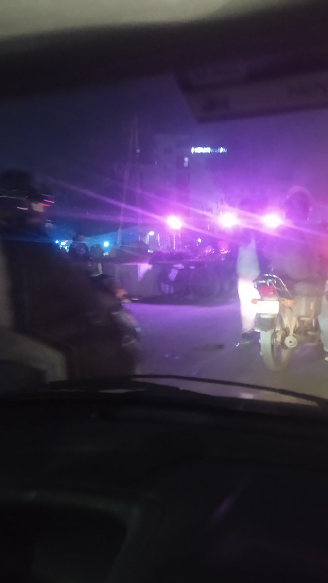 mania471's tweet photo. Hi @noidatraffic pls see the condition of road side vegetable market at chhajarsi circle on FNG, everyday struggling to get pass the same with traffic jam. Over that there is no traffic police or policeman to make the travel easy through this. Pls help to get rid of daily ordeal https://t.co/UUS1LgIF98