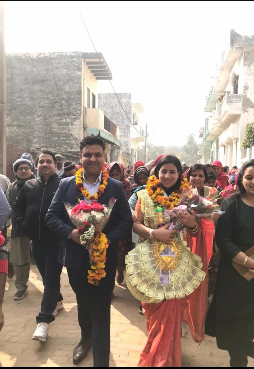 AroraUp5056's tweet photo. गाव वापसी पर सभी ग्रामीणों द्वारा भव्य स्वागत किया गया । #𝕦𝕡𝕡𝕠𝕝𝕚𝕔𝕖 #ℕ𝕠𝕚𝕕𝕒𝕡𝕠𝕝𝕚𝕔𝕖 #𝕨𝕖𝕝𝕔𝕠𝕞𝕖 https://t.co/e2LXrkOCSO