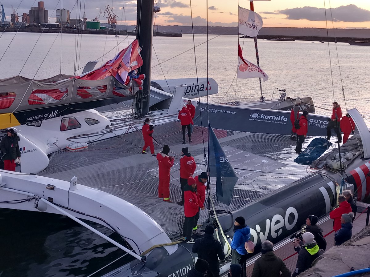 Embarquement sur l'Ultim Adagio. Merci @Eric_Peron, Christophe Boutet et les partenaires de la French Touch Oceans Club pour cette formidable visibilité. Vous aussi embarquez en soutenant notre tombola : fonds-innoveo.don-en-ligne.fr/tombolasolidai…… #Arkeaultimchallengebrest #Brest #Ultim #Santé